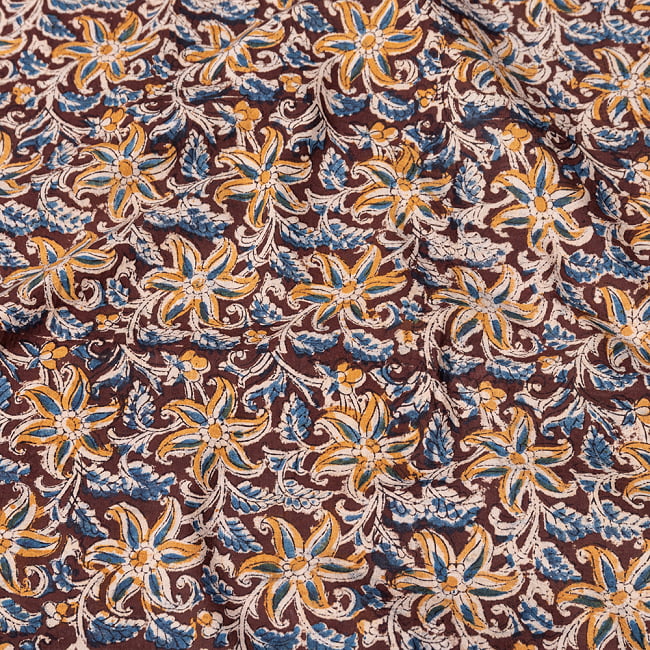〔1m切り売り〕伝統息づく南インドから　昔ながらの木版染め更紗模様布 - 焦げ茶系〔横幅:約118cm〕の写真1枚目です。木版で丁寧にプリント。インドらしい味わいのある布地です。ウッドブロック,木版染め,ボタニカル,唐草模様,切り売り,量り売り布,アジア布 量り売り,手芸,生地