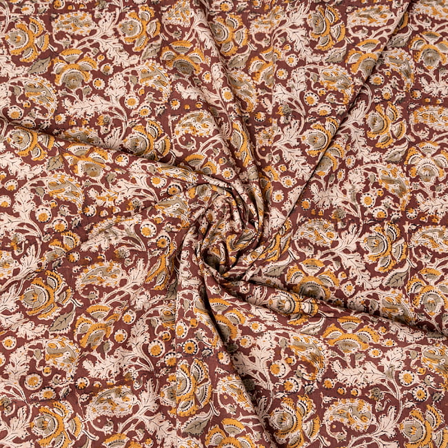 〔1m切り売り〕伝統息づく南インドから　昔ながらの木版染め更紗模様布 - 茶色系〔横幅:約115.5cm〕 4 - インドならではの布ですね。