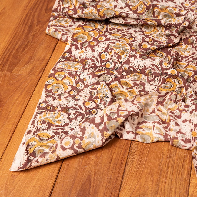 〔1m切り売り〕伝統息づく南インドから　昔ながらの木版染め更紗模様布 - 茶色系〔横幅:約115.5cm〕 5 - 縁部分の写真です。雰囲気ある、このムラはハンドメイドにしか出せません。