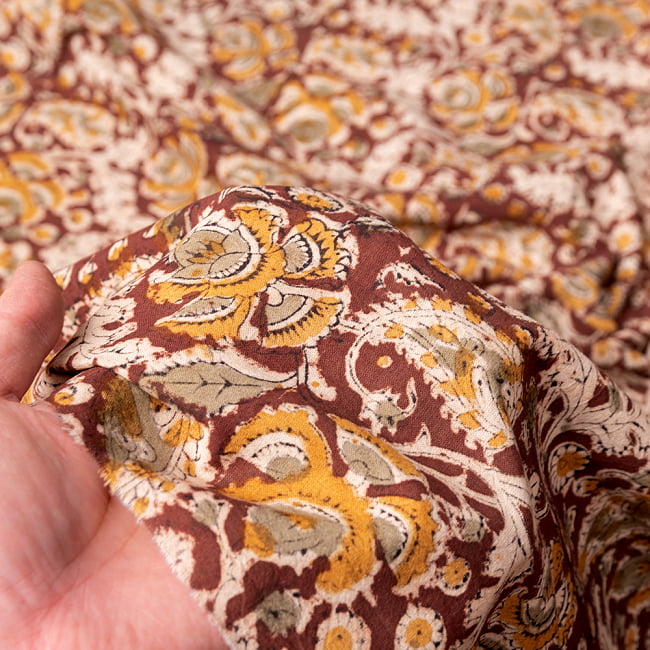 〔1m切り売り〕伝統息づく南インドから　昔ながらの木版染め更紗模様布 - 茶色系〔横幅:約115.5cm〕 6 - 生地の拡大写真です