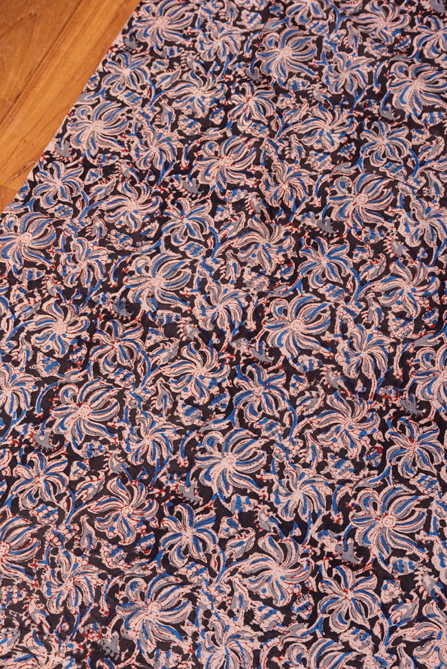 〔1m切り売り〕伝統息づく南インドから　昔ながらの木版染め更紗模様布 - ブラック系〔横幅:約121cm〕 2 - とても素敵な雰囲気です