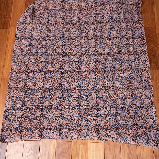 〔1m切り売り〕伝統息づく南インドから　昔ながらの木版染め更紗模様布 - ブラック系〔横幅:約121cm〕 3 - 全体を広げてみたところです。1mの長さごとにご購入いただけます。