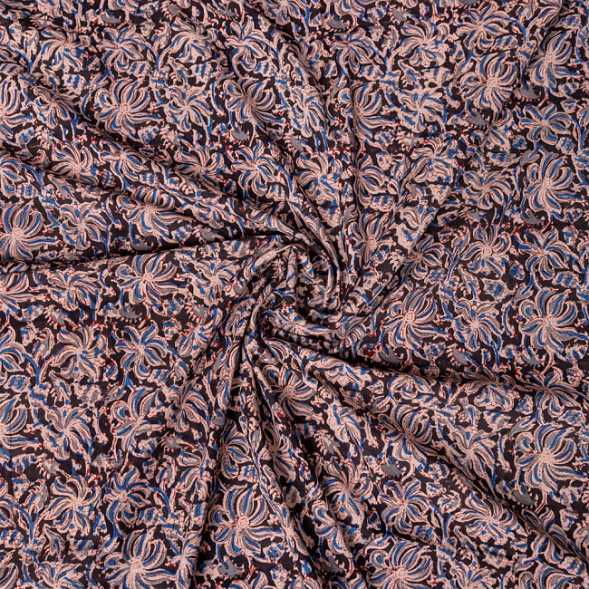 〔1m切り売り〕伝統息づく南インドから　昔ながらの木版染め更紗模様布 - ブラック系〔横幅:約121cm〕 4 - インドならではの布ですね。