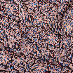 〔1m切り売り〕伝統息づく南インドから　昔ながらの木版染め更紗模様布 - ブラック系〔横幅:約121cm〕の商品写真