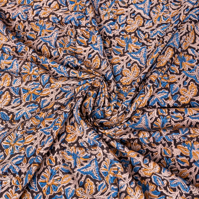 〔1m切り売り〕伝統息づく南インドから　昔ながらの木版染め更紗模様布 - ブラック系〔横幅:約119cm〕 4 - インドならではの布ですね。