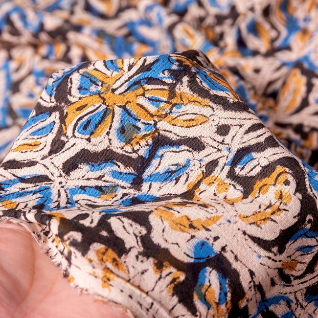 〔1m切り売り〕伝統息づく南インドから　昔ながらの木版染め更紗模様布 - ブラック系〔横幅:約119cm〕 6 - 生地の拡大写真です