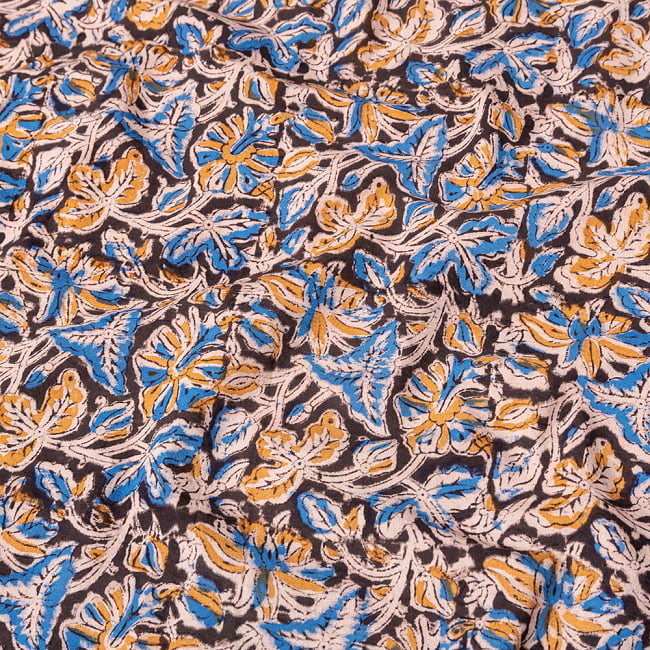 〔1m切り売り〕伝統息づく南インドから　昔ながらの木版染め更紗模様布 - ブラック系〔横幅:約119cm〕の写真1枚目です。木版で丁寧にプリント。インドらしい味わいのある布地です。ウッドブロック,木版染め,ボタニカル,唐草模様,切り売り,量り売り布,アジア布 量り売り,手芸,生地