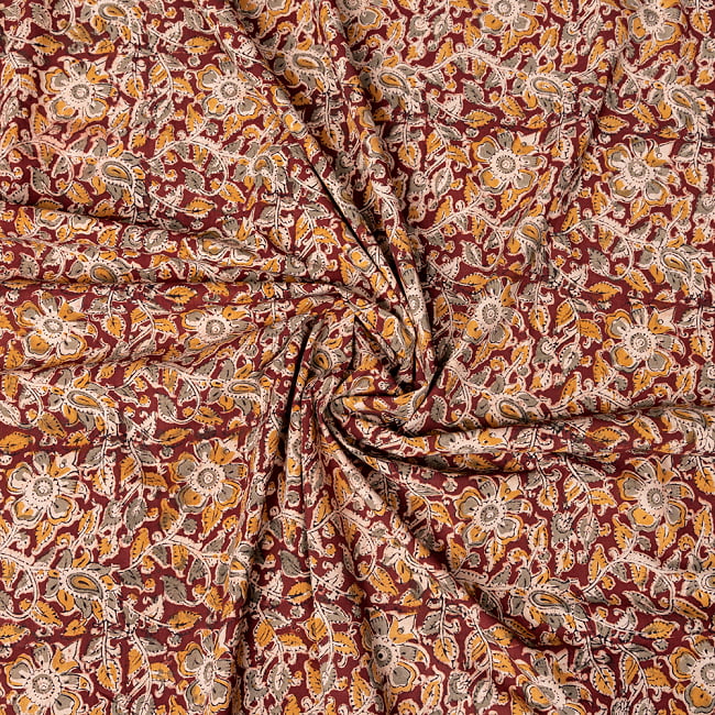 〔1m切り売り〕伝統息づく南インドから　昔ながらの木版染め更紗模様布 - 焦げ茶系〔横幅:約116.5cm〕 4 - インドならではの布ですね。