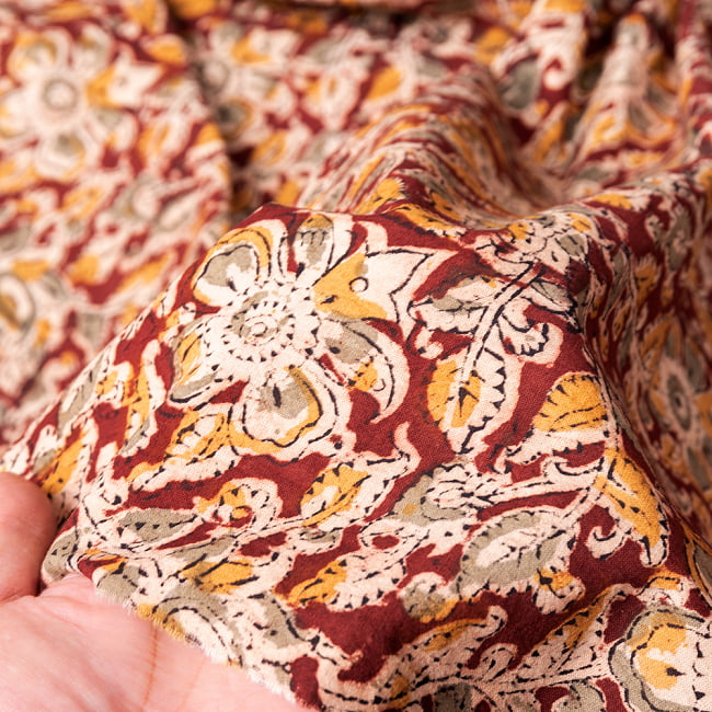 〔1m切り売り〕伝統息づく南インドから　昔ながらの木版染め更紗模様布 - 焦げ茶系〔横幅:約116.5cm〕 6 - 生地の拡大写真です