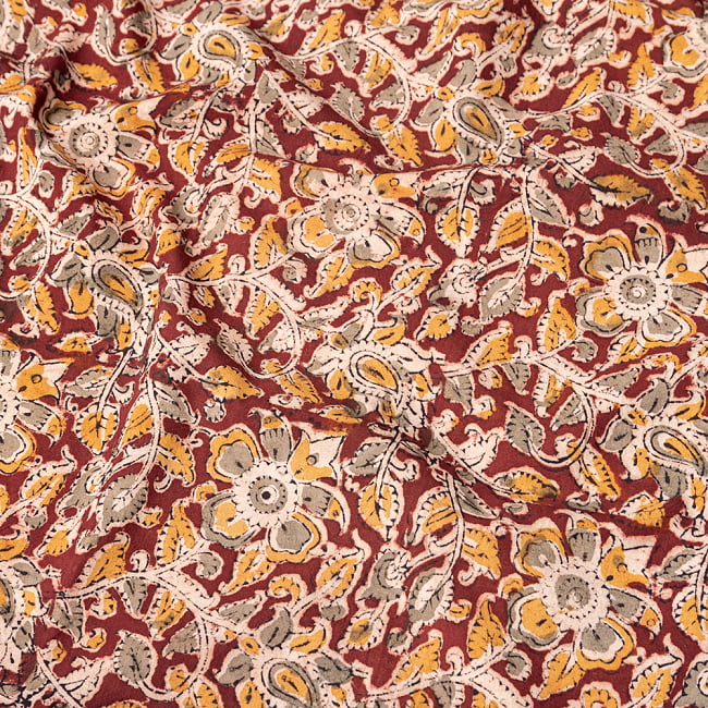 〔1m切り売り〕伝統息づく南インドから　昔ながらの木版染め更紗模様布 - 焦げ茶系〔横幅:約116.5cm〕の写真1枚目です。木版で丁寧にプリント。インドらしい味わいのある布地です。ウッドブロック,木版染め,ボタニカル,唐草模様,切り売り,量り売り布,アジア布 量り売り,手芸,生地