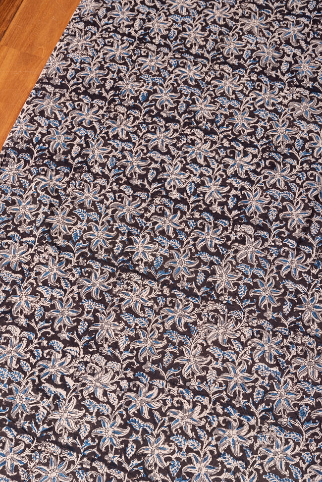 〔1m切り売り〕伝統息づく南インドから　昔ながらの木版染め更紗模様布 - ブラック系〔横幅:約112.5cm〕 2 - とても素敵な雰囲気です