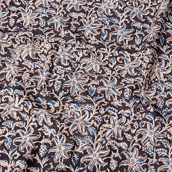 〔1m切り売り〕伝統息づく南インドから　昔ながらの木版染め更紗模様布 - ブラック系〔横幅:約112.5cm〕の商品写真