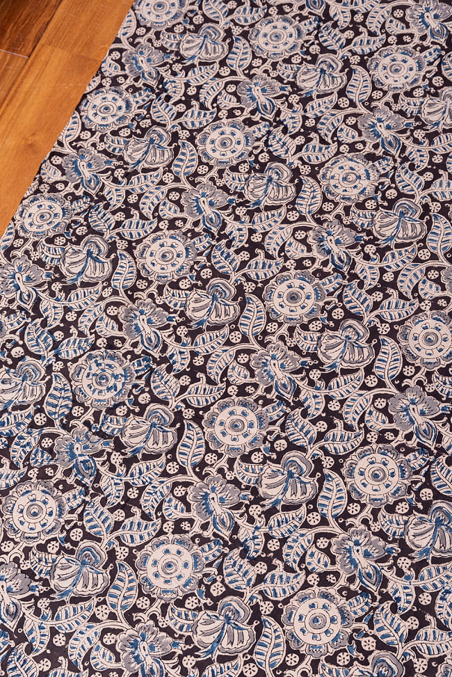 〔1m切り売り〕伝統息づく南インドから　昔ながらの木版染め更紗模様布 - ブラック系〔横幅:約116cm〕 2 - とても素敵な雰囲気です