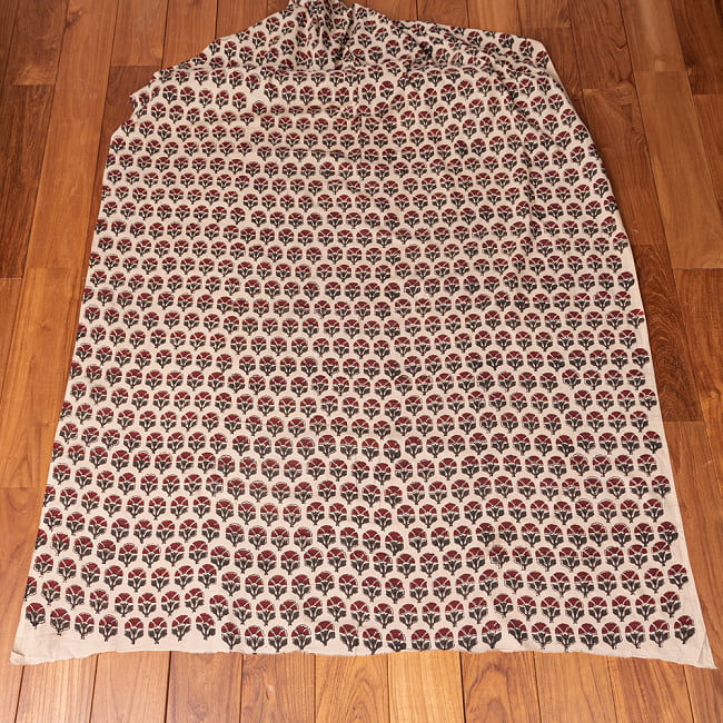 〔1m切り売り〕伝統息づく南インドから　昔ながらの木版染め更紗模様布 - ナチュラル系〔横幅:約114.5cm〕 3 - 全体を広げてみたところです。1mの長さごとにご購入いただけます。