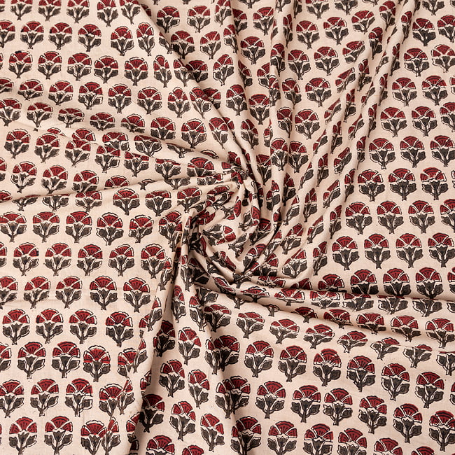 〔1m切り売り〕伝統息づく南インドから　昔ながらの木版染め更紗模様布 - ナチュラル系〔横幅:約114.5cm〕 4 - インドならではの布ですね。