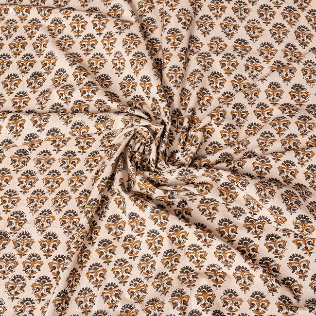 〔1m切り売り〕伝統息づく南インドから　昔ながらの木版染め更紗模様布 - ナチュラル系〔横幅:約112.5cm〕 4 - インドならではの布ですね。