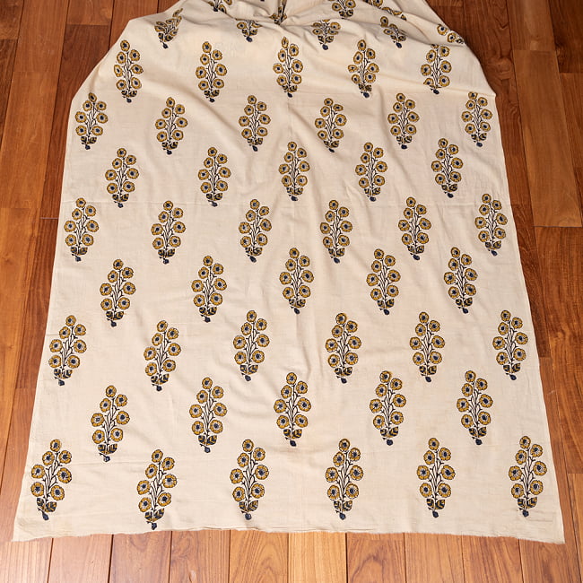 〔1m切り売り〕伝統息づく南インドから　昔ながらの木版染め更紗模様布 - ナチュラル系〔横幅:約114cm〕 3 - 全体を広げてみたところです。1mの長さごとにご購入いただけます。