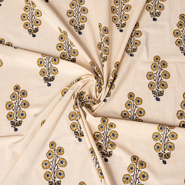 〔1m切り売り〕伝統息づく南インドから　昔ながらの木版染め更紗模様布 - ナチュラル系〔横幅:約114cm〕 4 - インドならではの布ですね。