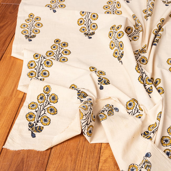 〔1m切り売り〕伝統息づく南インドから　昔ながらの木版染め更紗模様布 - ナチュラル系〔横幅:約114cm〕 5 - 縁部分の写真です。雰囲気ある、このムラはハンドメイドにしか出せません。