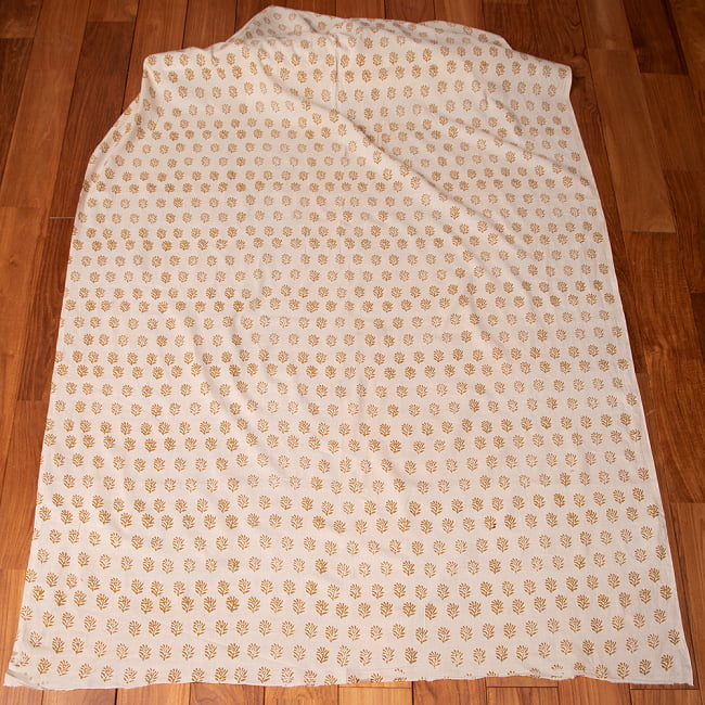 〔1m切り売り〕伝統息づく南インドから　昔ながらの木版染め更紗模様布 - ナチュラル系〔横幅:約112.5cm〕 3 - 全体を広げてみたところです。1mの長さごとにご購入いただけます。