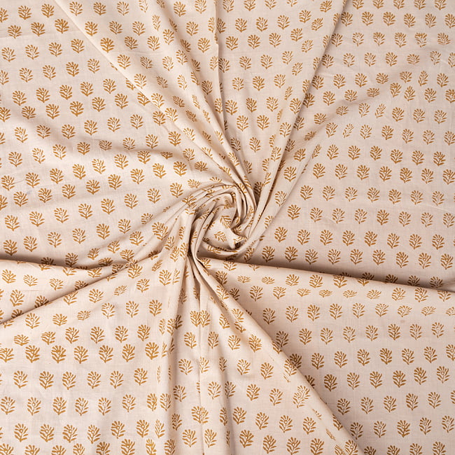 〔1m切り売り〕伝統息づく南インドから　昔ながらの木版染め更紗模様布 - ナチュラル系〔横幅:約112.5cm〕 4 - インドならではの布ですね。