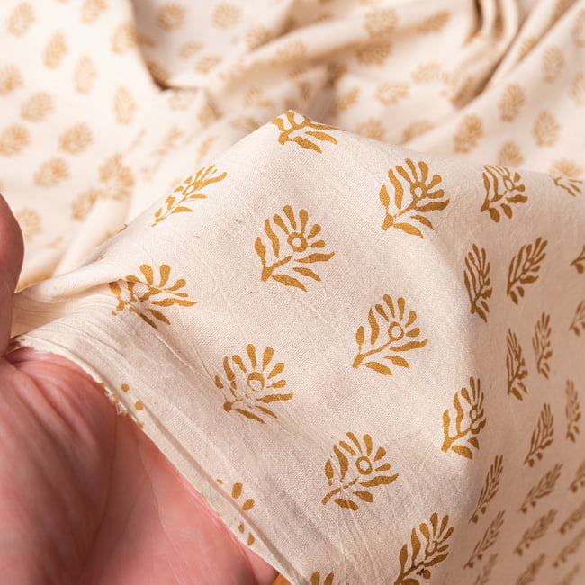 〔1m切り売り〕伝統息づく南インドから　昔ながらの木版染め更紗模様布 - ナチュラル系〔横幅:約112.5cm〕 6 - 生地の拡大写真です