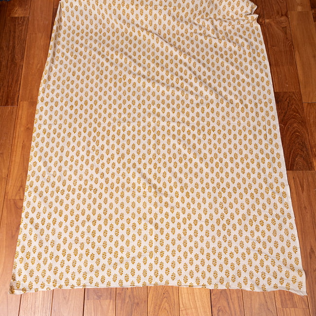 〔1m切り売り〕伝統息づく南インドから　昔ながらの伝統更紗模様布 - ナチュラル系〔横幅:約113cm〕 3 - 全体を広げてみたところです。1mの長さごとにご購入いただけます。