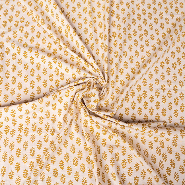 〔1m切り売り〕伝統息づく南インドから　昔ながらの伝統更紗模様布 - ナチュラル系〔横幅:約113cm〕 4 - インドならではの布ですね。