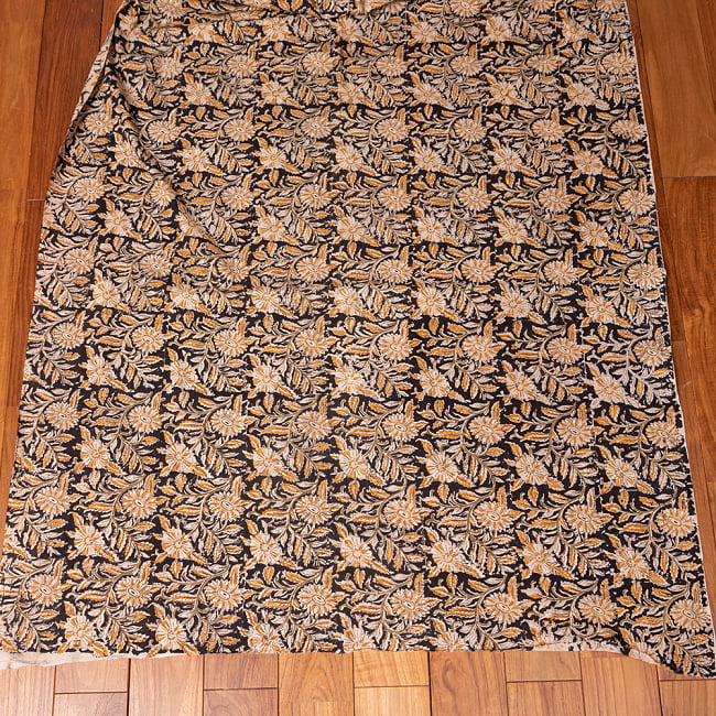 〔1m切り売り〕伝統息づく南インドから　昔ながらの木版染め更紗模様布 - ブラック系〔横幅:約116cm〕 3 - 全体を広げてみたところです。1mの長さごとにご購入いただけます。