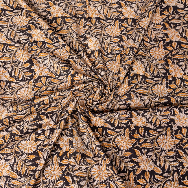 〔1m切り売り〕伝統息づく南インドから　昔ながらの木版染め更紗模様布 - ブラック系〔横幅:約116cm〕 4 - インドならではの布ですね。