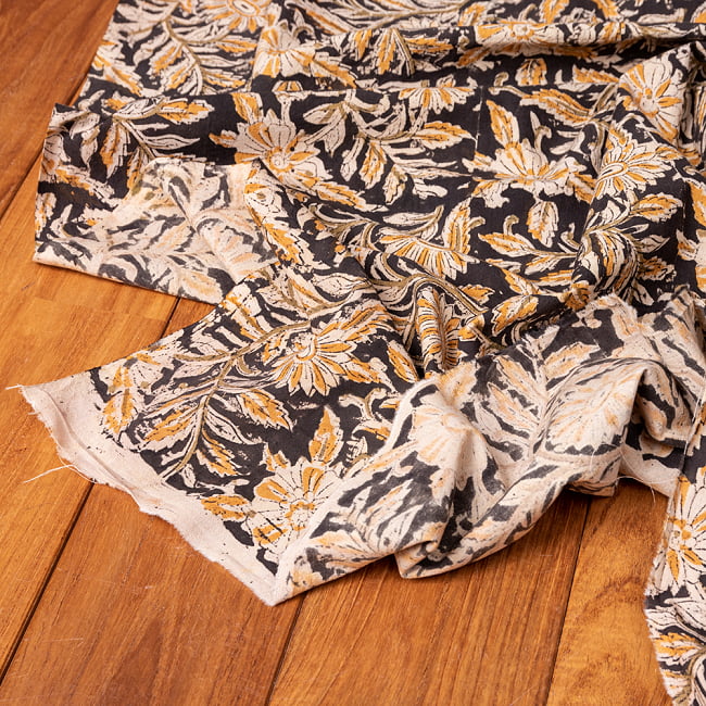 〔1m切り売り〕伝統息づく南インドから　昔ながらの木版染め更紗模様布 - ブラック系〔横幅:約116cm〕 5 - 縁部分の写真です。雰囲気ある、このムラはハンドメイドにしか出せません。