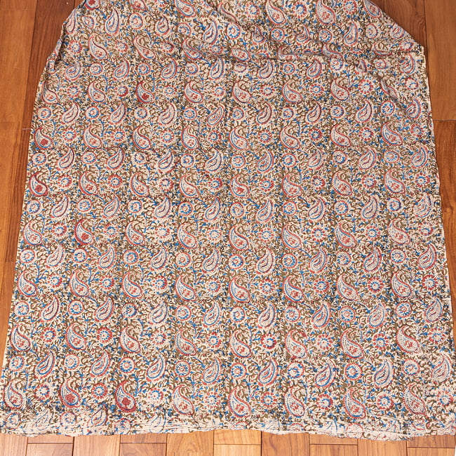 〔1m切り売り〕伝統息づく南インドから　昔ながらの木版染め更紗模様布 - カーキ系〔横幅:約118cm〕 3 - 全体を広げてみたところです。1mの長さごとにご購入いただけます。