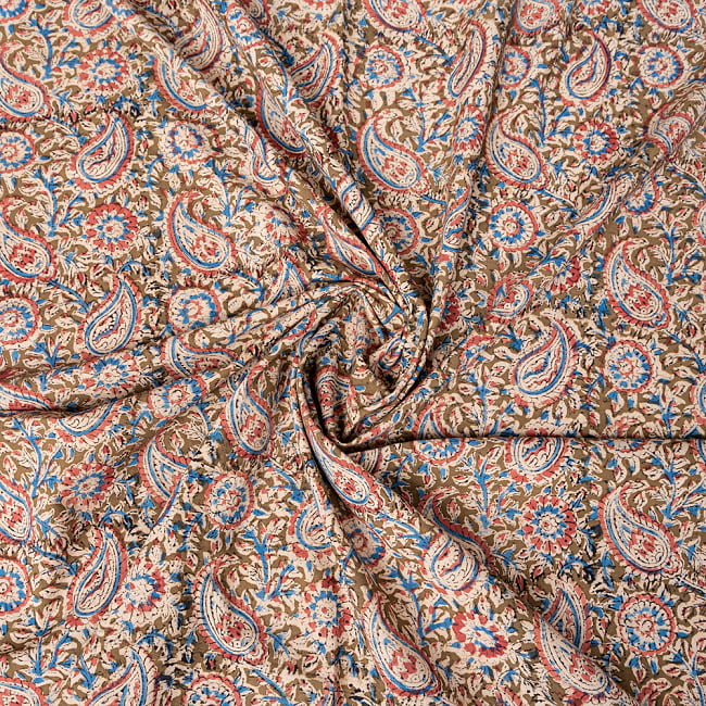 〔1m切り売り〕伝統息づく南インドから　昔ながらの木版染め更紗模様布 - カーキ系〔横幅:約118cm〕 4 - インドならではの布ですね。