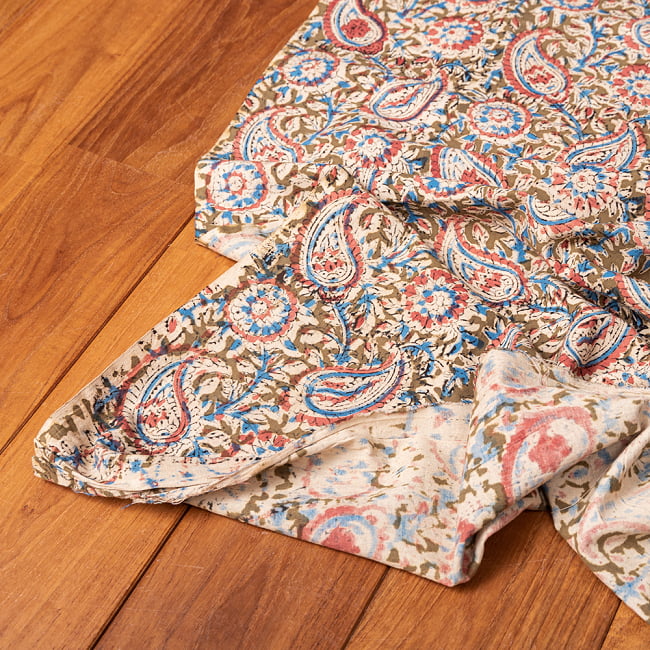 〔1m切り売り〕伝統息づく南インドから　昔ながらの木版染め更紗模様布 - カーキ系〔横幅:約118cm〕 5 - 縁部分の写真です。雰囲気ある、このムラはハンドメイドにしか出せません。