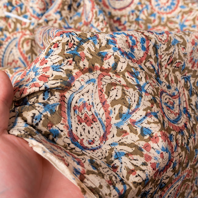 〔1m切り売り〕伝統息づく南インドから　昔ながらの木版染め更紗模様布 - カーキ系〔横幅:約118cm〕 6 - 生地の拡大写真です
