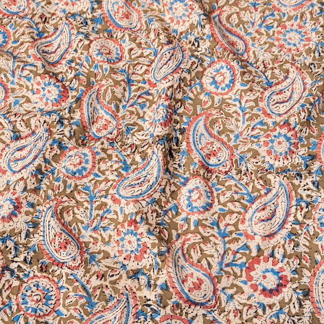 〔1m切り売り〕伝統息づく南インドから　昔ながらの木版染め更紗模様布 - カーキ系〔横幅:約118cm〕の写真1枚目です。木版で丁寧にプリント。インドらしい味わいのある布地です。ウッドブロック,木版染め,ボタニカル,唐草模様,切り売り,量り売り布,アジア布 量り売り,手芸,生地