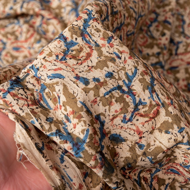 〔1m切り売り〕伝統息づく南インドから　昔ながらの木版染め更紗模様布 - カーキ系〔横幅:約119cm〕 6 - 生地の拡大写真です