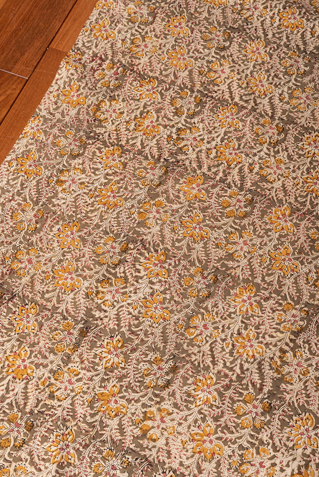 〔1m切り売り〕伝統息づく南インドから　昔ながらの木版染め更紗模様布 - カーキ系〔横幅:約116cm〕 2 - とても素敵な雰囲気です