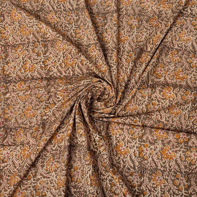 〔1m切り売り〕伝統息づく南インドから　昔ながらの木版染め更紗模様布 - カーキ系〔横幅:約116cm〕 4 - インドならではの布ですね。