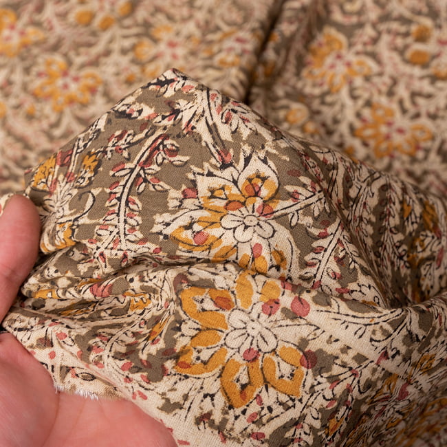 〔1m切り売り〕伝統息づく南インドから　昔ながらの木版染め更紗模様布 - カーキ系〔横幅:約116cm〕 6 - 生地の拡大写真です