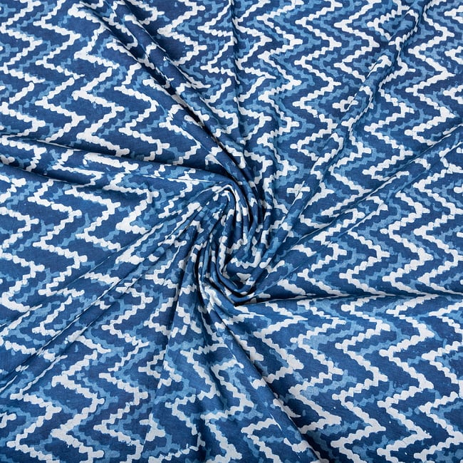 〔1m切り売り〕伝統息づく南インドから　昔ながらの木版インディゴ藍染布 - 波模様〔横幅:約113cm〕 4 - インドならではの布ですね。