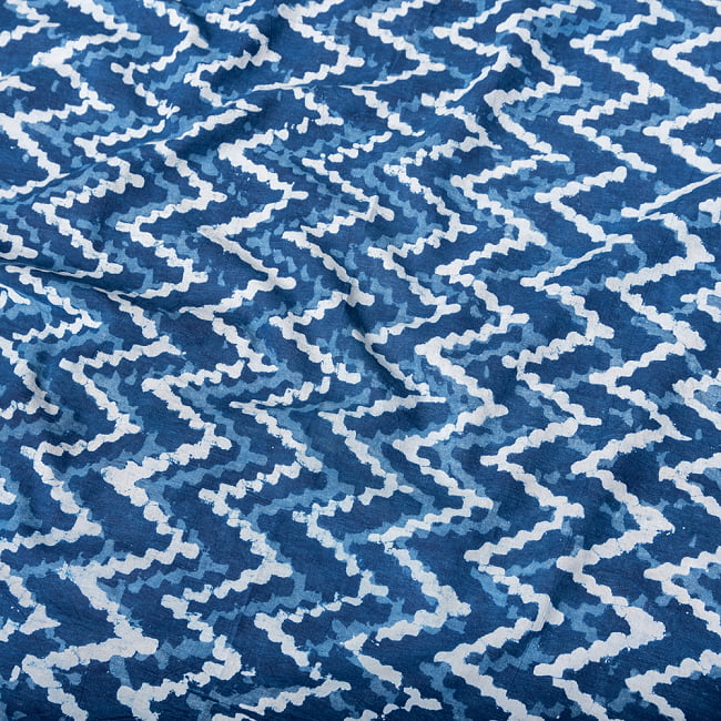 〔1m切り売り〕伝統息づく南インドから　昔ながらの木版インディゴ藍染布 - 波模様〔横幅:約113cm〕 1