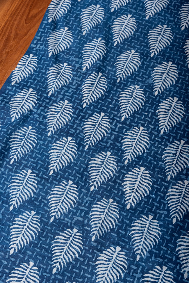〔1m切り売り〕伝統息づく南インドから　昔ながらの木版インディゴ藍染布 - リーフ模様〔横幅:約115cm〕 2 - とても素敵な雰囲気です