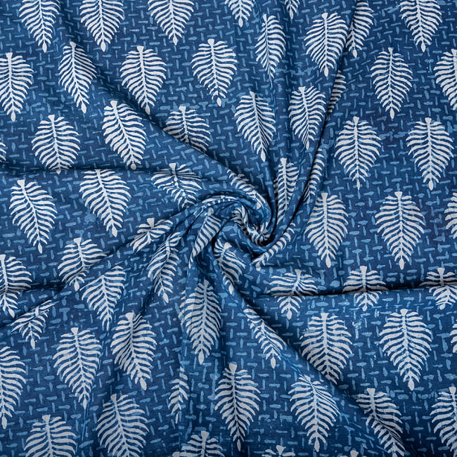 〔1m切り売り〕伝統息づく南インドから　昔ながらの木版インディゴ藍染布 - リーフ模様〔横幅:約115cm〕 4 - インドならではの布ですね。