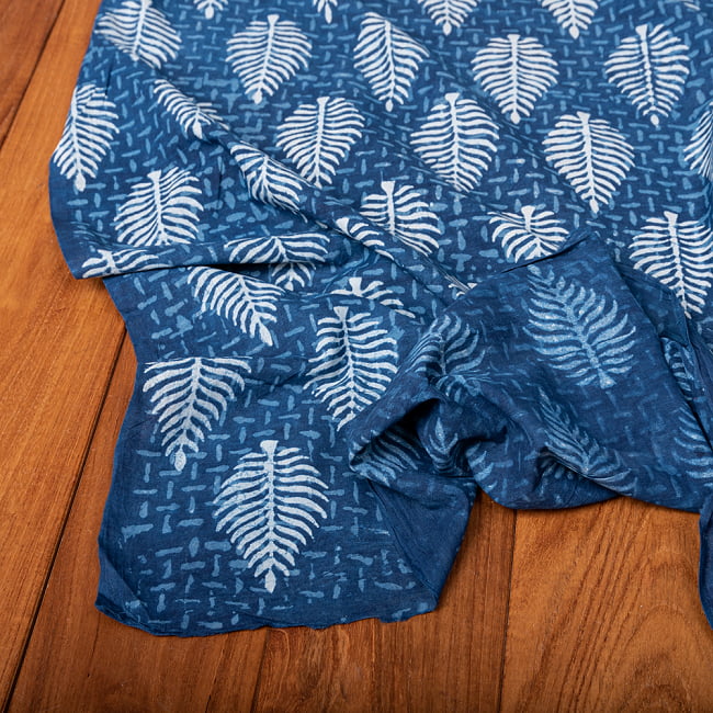 〔1m切り売り〕伝統息づく南インドから　昔ながらの木版インディゴ藍染布 - リーフ模様〔横幅:約115cm〕 5 - 縁部分の写真です。雰囲気ある、このムラはハンドメイドにしか出せません。