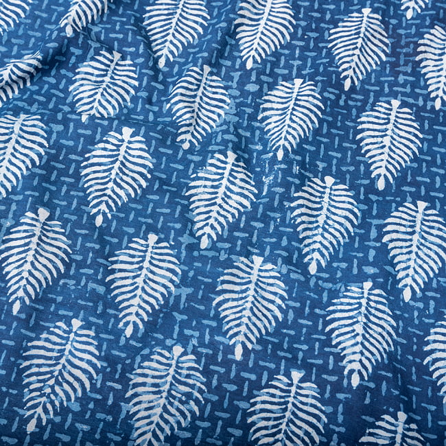 〔1m切り売り〕伝統息づく南インドから　昔ながらの木版インディゴ藍染布 - リーフ模様〔横幅:約115cm〕の写真1枚目です。木版で丁寧にプリント。インドらしい味わいのある布地です。藍染め,インディゴ,ウッドブロック,木版染め,ボタニカル,唐草模様,切り売り,量り売り布,アジア布 手芸