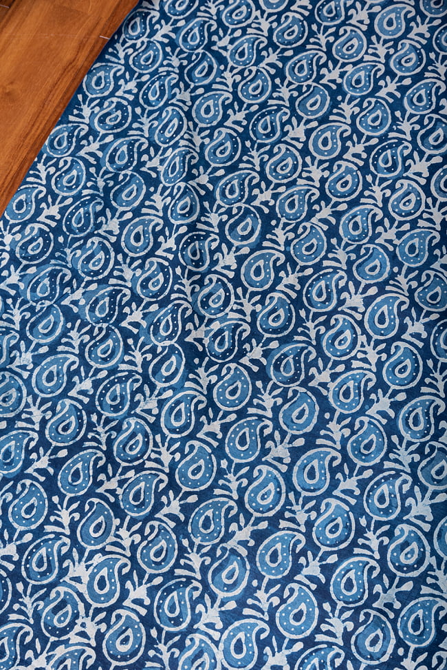 〔1m切り売り〕伝統息づく南インドから　昔ながらの木版インディゴ藍染布 - ペイズリー模様〔横幅:約113cm〕 2 - とても素敵な雰囲気です