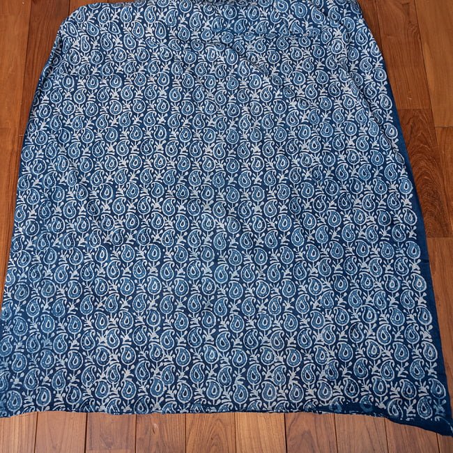 〔1m切り売り〕伝統息づく南インドから　昔ながらの木版インディゴ藍染布 - ペイズリー模様〔横幅:約113cm〕 3 - 全体を広げてみたところです。1mの長さごとにご購入いただけます。