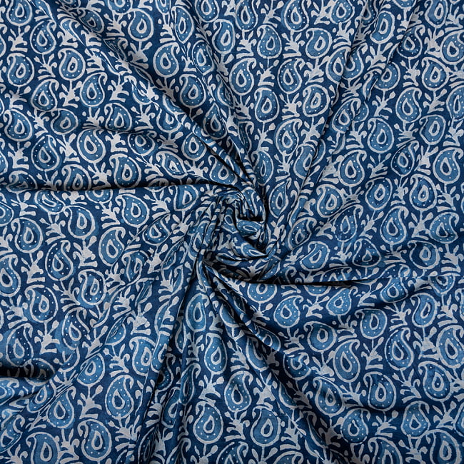 〔1m切り売り〕伝統息づく南インドから　昔ながらの木版インディゴ藍染布 - ペイズリー模様〔横幅:約113cm〕 4 - インドならではの布ですね。