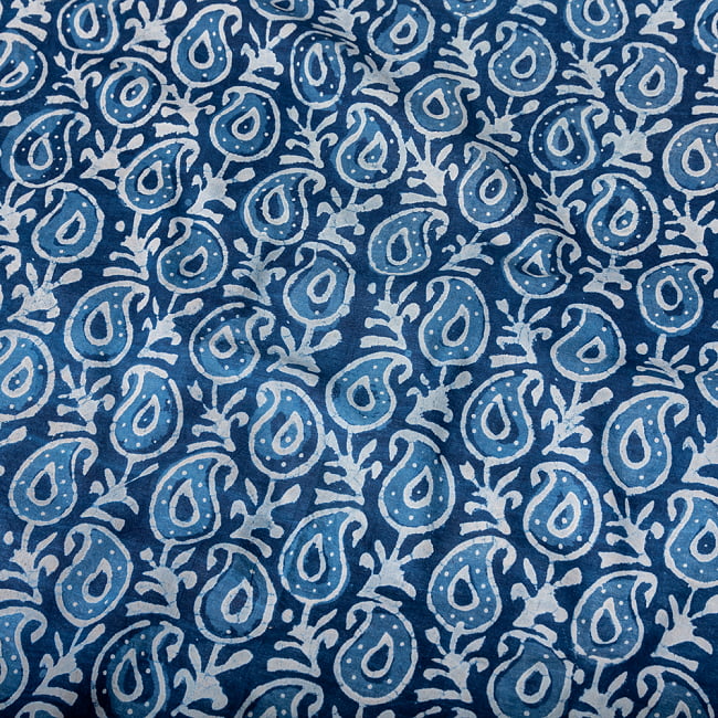 〔1m切り売り〕伝統息づく南インドから　昔ながらの木版インディゴ藍染布 - ペイズリー模様〔横幅:約113cm〕の写真1枚目です。木版で丁寧にプリント。インドらしい味わいのある布地です。藍染め,インディゴ,ウッドブロック,木版染め,ボタニカル,唐草模様,切り売り,量り売り布,アジア布 手芸